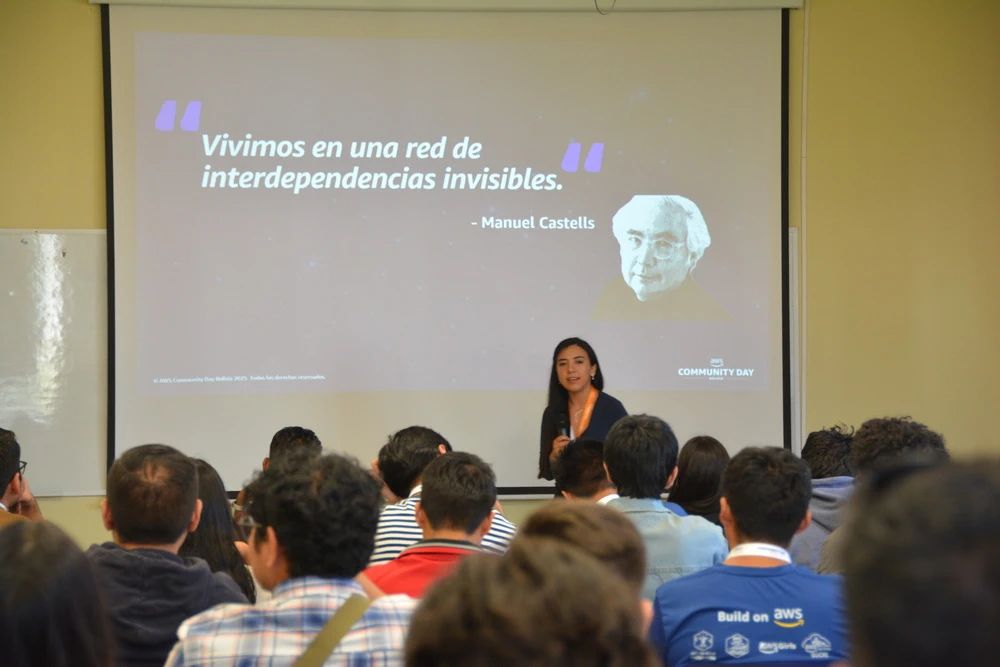 Una speaker presenta ante el público de AWS Community Day Bolivia